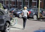 Amsterdam 21 april 2015
Wendy v Dijk met haar nieuwe porsche Macan op de cornelis schuytstraat