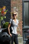 Amsterdam 21 april 2015
Wendy v Dijk met haar nieuwe porsche Macan op de cornelis schuytstraat