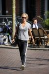 Amsterdam 21 april 2015
Wendy v Dijk met haar nieuwe porsche Macan op de cornelis schuytstraat