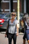 Amsterdam 21 april 2015
Wendy v Dijk met haar nieuwe porsche Macan op de cornelis schuytstraat
