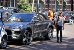 Amsterdam 21 april 2015
Wendy v Dijk met haar nieuwe porsche Macan op de cornelis schuytstraat