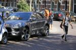 Amsterdam 21 april 2015
Wendy v Dijk met haar nieuwe porsche Macan op de cornelis schuytstraat