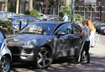 Amsterdam 21 april 2015
Wendy v Dijk met haar nieuwe porsche Macan op de cornelis schuytstraat