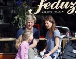 Amsterdam 13 april 2015
Wim Kieft met (ex)vriendin suzanne Martens en hun dochtertje op terras.