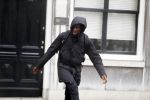 Amsterdam  29 april 2016
Alvin Lewis verlaat het huis van Trijntje Oosterhuis.