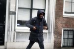 Amsterdam  29 april 2016
Alvin Lewis verlaat het huis van Trijntje Oosterhuis.