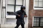 Amsterdam  29 april 2016
Alvin Lewis verlaat het huis van Trijntje Oosterhuis.