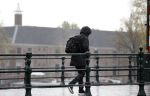 Amsterdam  29 april 2016
Alvin Lewis verlaat het huis van Trijntje Oosterhuis.