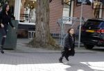 Amsterdam 23 april 2016 
Amanda Balk met dochter Vegas en een vriendin met Aston Martin op de Cornelis schuytstraat.