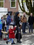 Amsterdam 23 april 2016 
Amanda Balk met dochter Vegas en een vriendin met Aston Martin op de Cornelis schuytstraat.