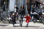 Amsterdam 23 april 2016 
Amanda Balk met dochter Vegas en een vriendin met Aston Martin op de Cornelis schuytstraat.