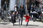 Amsterdam 23 april 2016 
Amanda Balk met dochter Vegas en een vriendin met Aston Martin op de Cornelis schuytstraat.