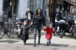 Amsterdam 23 april 2016 
Amanda Balk met dochter Vegas en een vriendin met Aston Martin op de Cornelis schuytstraat.