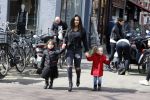 Amsterdam 23 april 2016 
Amanda Balk met dochter Vegas en een vriendin met Aston Martin op de Cornelis schuytstraat.