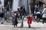 Amsterdam 23 april 2016 
Amanda Balk met dochter Vegas en een vriendin met Aston Martin op de Cornelis schuytstraat.