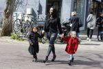 Amsterdam 23 april 2016 
Amanda Balk met dochter Vegas en een vriendin met Aston Martin op de Cornelis schuytstraat.