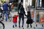 Amsterdam 23 april 2016 
Amanda Balk met dochter Vegas en een vriendin met Aston Martin op de Cornelis schuytstraat.