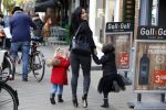 Amsterdam 23 april 2016 
Amanda Balk met dochter Vegas en een vriendin met Aston Martin op de Cornelis schuytstraat.