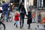 Amsterdam 23 april 2016 
Amanda Balk met dochter Vegas en een vriendin met Aston Martin op de Cornelis schuytstraat.