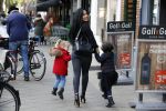 Amsterdam 23 april 2016 
Amanda Balk met dochter Vegas en een vriendin met Aston Martin op de Cornelis schuytstraat.