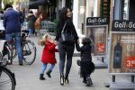 Amsterdam 23 april 2016 
Amanda Balk met dochter Vegas en een vriendin met Aston Martin op de Cornelis schuytstraat.