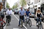 Amsterdam 11 mei 2016
Andre v Duin met Partner Martin fietsend door Amsterdam.