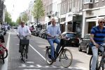Amsterdam 11 mei 2016
Andre v Duin met Partner Martin fietsend door Amsterdam.