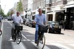 Amsterdam 11 mei 2016
Andre v Duin met Partner Martin fietsend door Amsterdam.