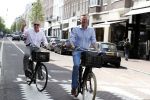 Amsterdam 11 mei 2016
Andre v Duin met Partner Martin fietsend door Amsterdam.