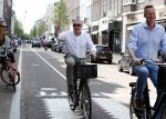 Amsterdam 11 mei 2016
Andre v Duin met Partner Martin fietsend door Amsterdam.