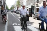 Amsterdam 11 mei 2016
Andre v Duin met Partner Martin fietsend door Amsterdam.