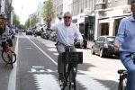 Amsterdam 11 mei 2016
Andre v Duin met Partner Martin fietsend door Amsterdam.