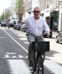 Amsterdam 11 mei 2016
Andre v Duin met Partner Martin fietsend door Amsterdam.