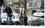 Amsterdam 19 april 2016
Anouk Smulders en Tom Sebastian op de fiets in Amsterdam.