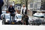 Amsterdam 19 april 2016
Anouk Smulders en Tom Sebastian op de fiets in Amsterdam.