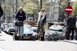 Amsterdam 19 april 2016
Anouk Smulders en Tom Sebastian op de fiets in Amsterdam.