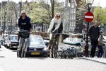 Amsterdam 19 april 2016
Anouk Smulders en Tom Sebastian op de fiets in Amsterdam.