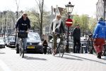 Amsterdam 19 april 2016
Anouk Smulders en Tom Sebastian op de fiets in Amsterdam.