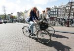 Amsterdam 19 april 2016
Anouk Smulders en Tom Sebastian op de fiets in Amsterdam.