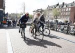 Amsterdam 19 april 2016
Anouk Smulders en Tom Sebastian op de fiets in Amsterdam.