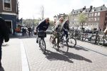 Amsterdam 19 april 2016
Anouk Smulders en Tom Sebastian op de fiets in Amsterdam.