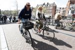 Amsterdam 19 april 2016
Anouk Smulders en Tom Sebastian op de fiets in Amsterdam.