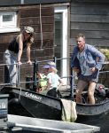 Amsterdam 7 mei 2016 
Barry Atsma en Noortje Herlaar gaan varen samen met Barry zijn kinderen. Ze varen vanaf haar woonboot de amstel op.