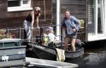 Amsterdam 7 mei 2016 
Barry Atsma en Noortje Herlaar gaan varen samen met Barry zijn kinderen. Ze varen vanaf haar woonboot de amstel op.