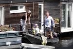 Amsterdam 7 mei 2016 
Barry Atsma en Noortje Herlaar gaan varen samen met Barry zijn kinderen. Ze varen vanaf haar woonboot de amstel op.