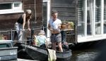 Amsterdam 7 mei 2016 
Barry Atsma en Noortje Herlaar gaan varen samen met Barry zijn kinderen. Ze varen vanaf haar woonboot de amstel op.