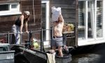 Amsterdam 7 mei 2016 
Barry Atsma en Noortje Herlaar gaan varen samen met Barry zijn kinderen. Ze varen vanaf haar woonboot de amstel op.