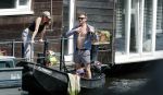 Amsterdam 7 mei 2016 
Barry Atsma en Noortje Herlaar gaan varen samen met Barry zijn kinderen. Ze varen vanaf haar woonboot de amstel op.