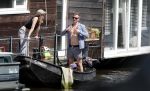 Amsterdam 7 mei 2016 
Barry Atsma en Noortje Herlaar gaan varen samen met Barry zijn kinderen. Ze varen vanaf haar woonboot de amstel op.