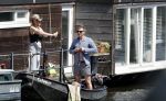 Amsterdam 7 mei 2016 
Barry Atsma en Noortje Herlaar gaan varen samen met Barry zijn kinderen. Ze varen vanaf haar woonboot de amstel op.